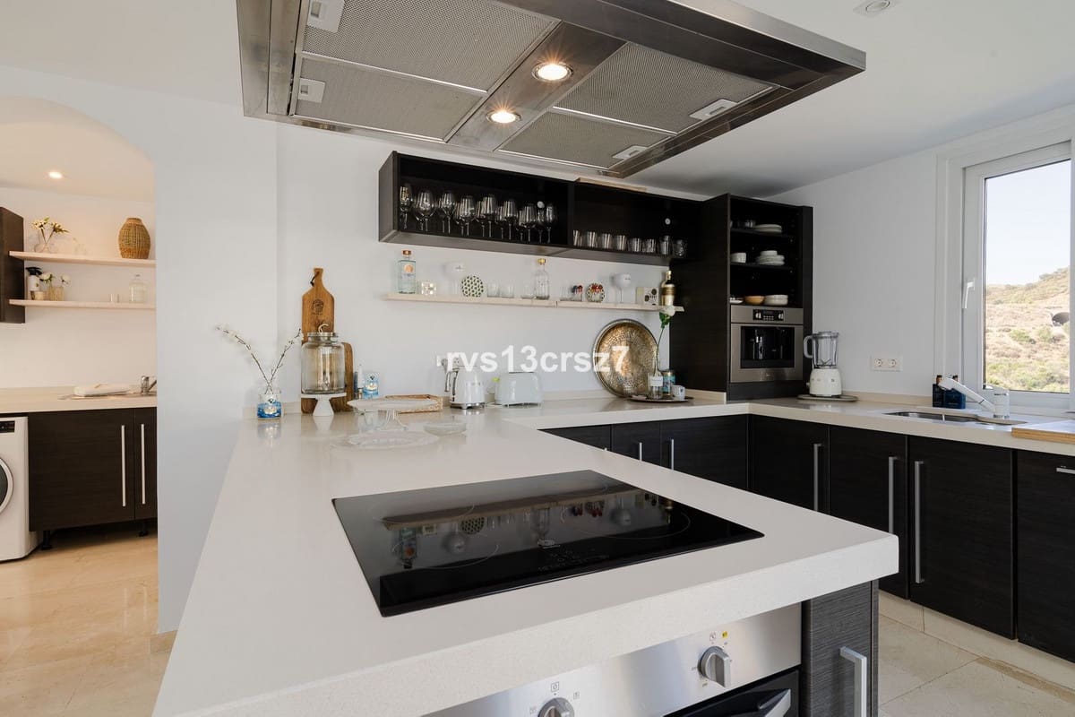 4 makuuhuone Huvila myytävänä paikassa El Rosario mukana uima-altaan - 1 649 000 € (Ref: 9664008)