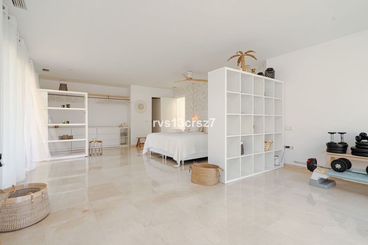 4 makuuhuone Huvila myytävänä paikassa El Rosario mukana uima-altaan - 1 649 000 € (Ref: 9664008)