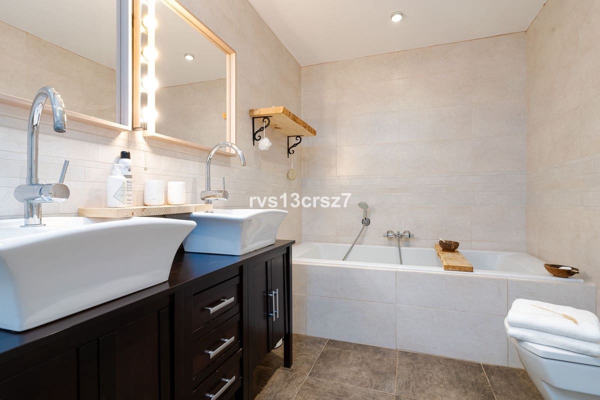 4 makuuhuone Huvila myytävänä paikassa El Rosario mukana uima-altaan - 1 649 000 € (Ref: 9664008)