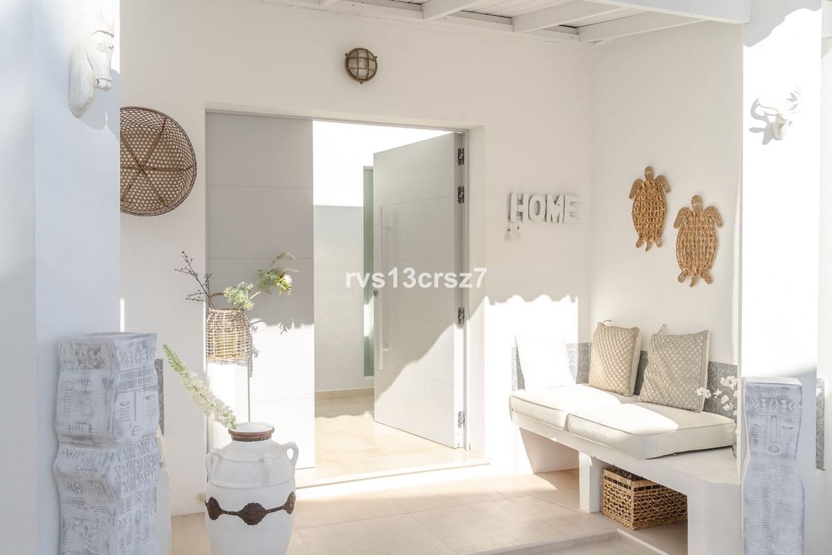 4 makuuhuone Huvila myytävänä paikassa El Rosario mukana uima-altaan - 1 649 000 € (Ref: 9664008)