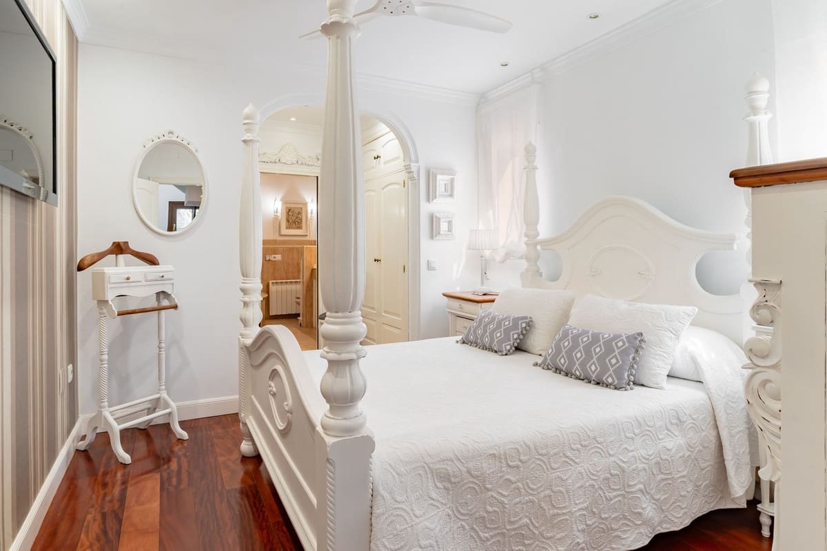 4 bedroom Villa for sale in Mijas Costa with pool garage - € 1,449,000 (Ref: 9664009)