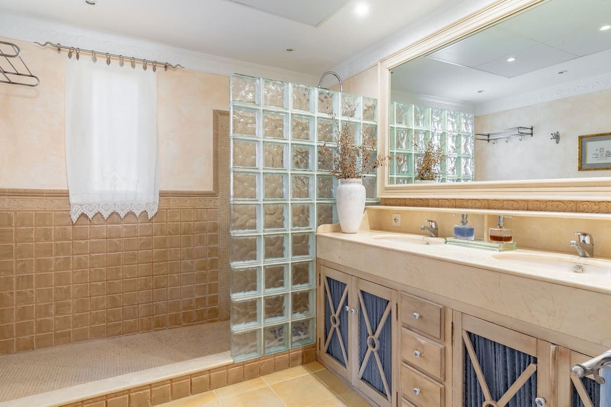 4 bedroom Villa for sale in Mijas Costa with pool garage - € 1,449,000 (Ref: 9664009)