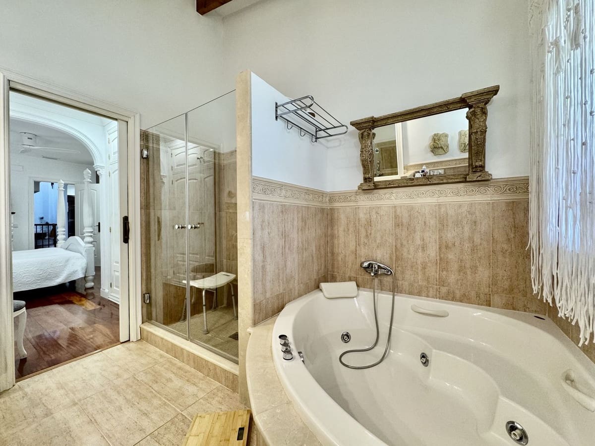 4 bedroom Villa for sale in Mijas Costa with pool garage - € 1,449,000 (Ref: 9664009)