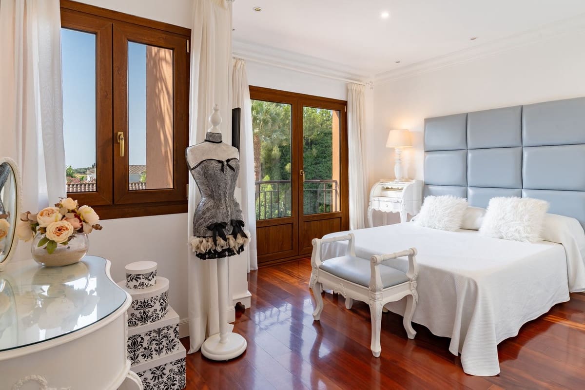 4 bedroom Villa for sale in Mijas Costa with pool garage - € 1,449,000 (Ref: 9664009)