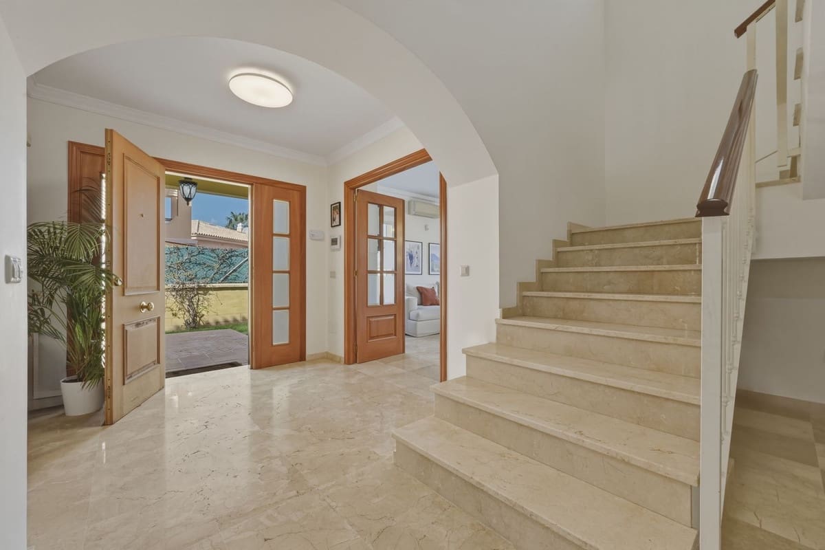 Chalet de 5 habitaciones en Mijas Golf en venta con piscina - 810.000 € (Ref: 9664011)