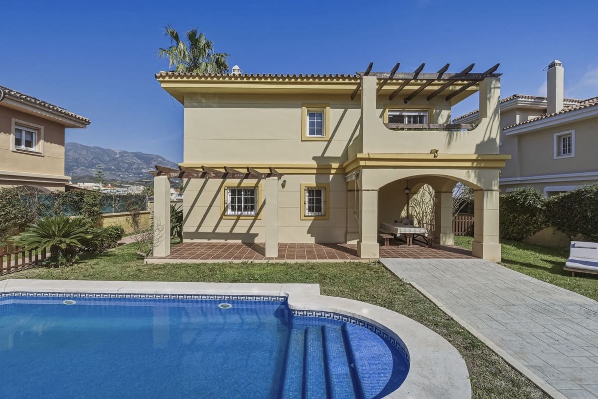 Chalet de 5 habitaciones en Mijas Golf en venta con piscina - 810.000 € (Ref: 9664011)