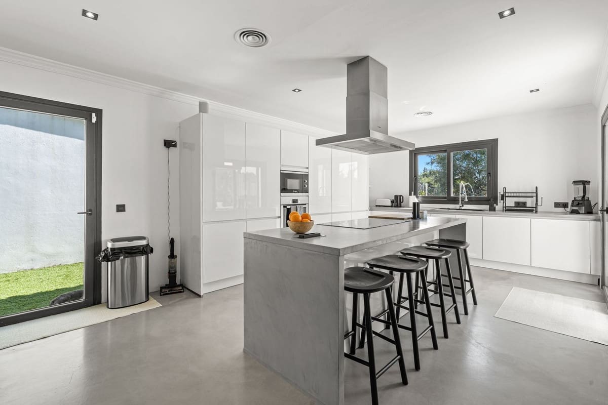 5 soveværelse Villa til salg i Estepona - € 995.000 (Ref: 9664013)