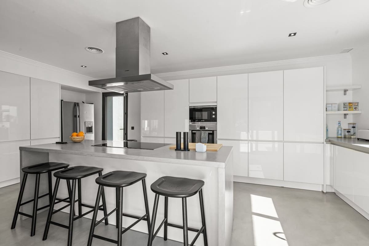 5 soveværelse Villa til salg i Estepona - € 995.000 (Ref: 9664013)