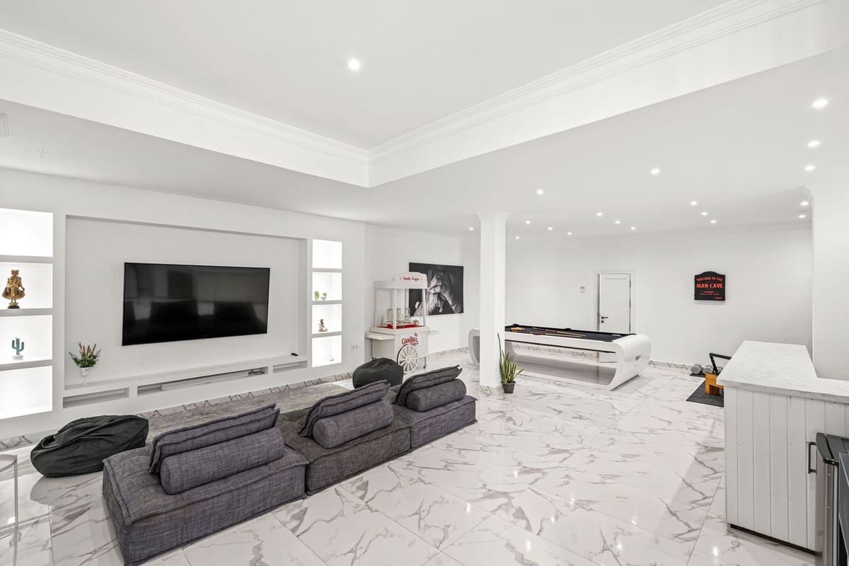 5 soveværelse Villa til salg i Estepona - € 995.000 (Ref: 9664013)