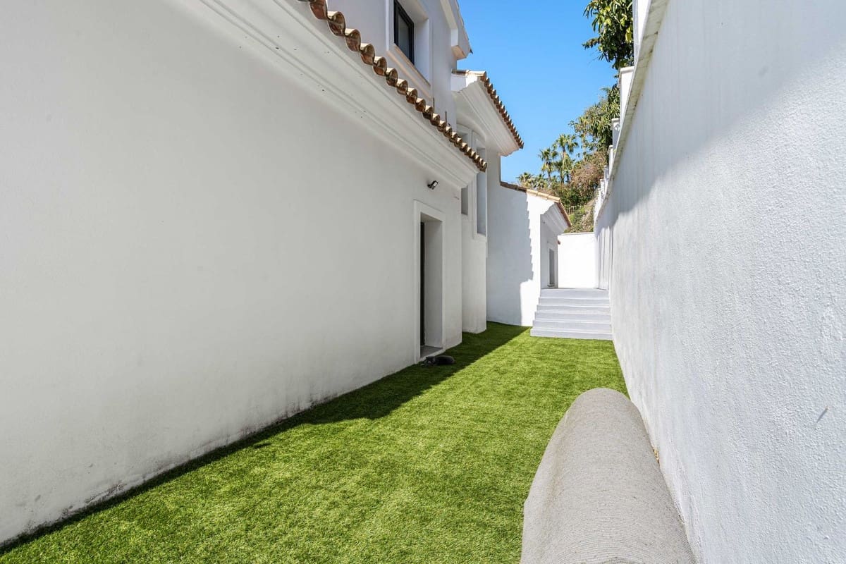 5 soveværelse Villa til salg i Estepona - € 995.000 (Ref: 9664013)