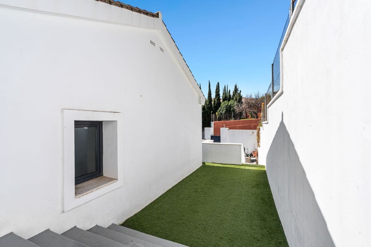 5 soveværelse Villa til salg i Estepona - € 995.000 (Ref: 9664013)