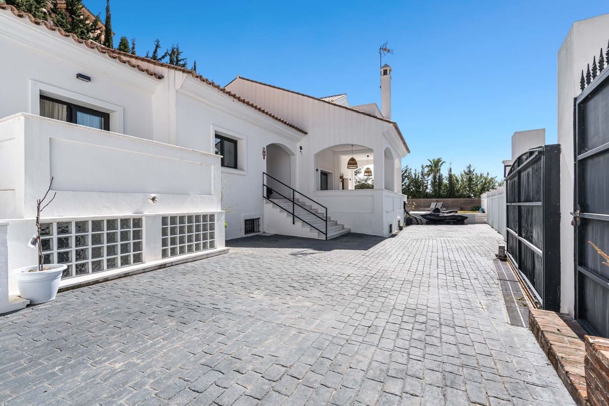 5 soveværelse Villa til salg i Estepona - € 995.000 (Ref: 9664013)