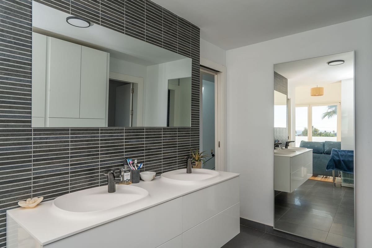 3 soveværelse Villa til salg i El Faro med swimmingpool garage - € 995.000 (Ref: 9664015)