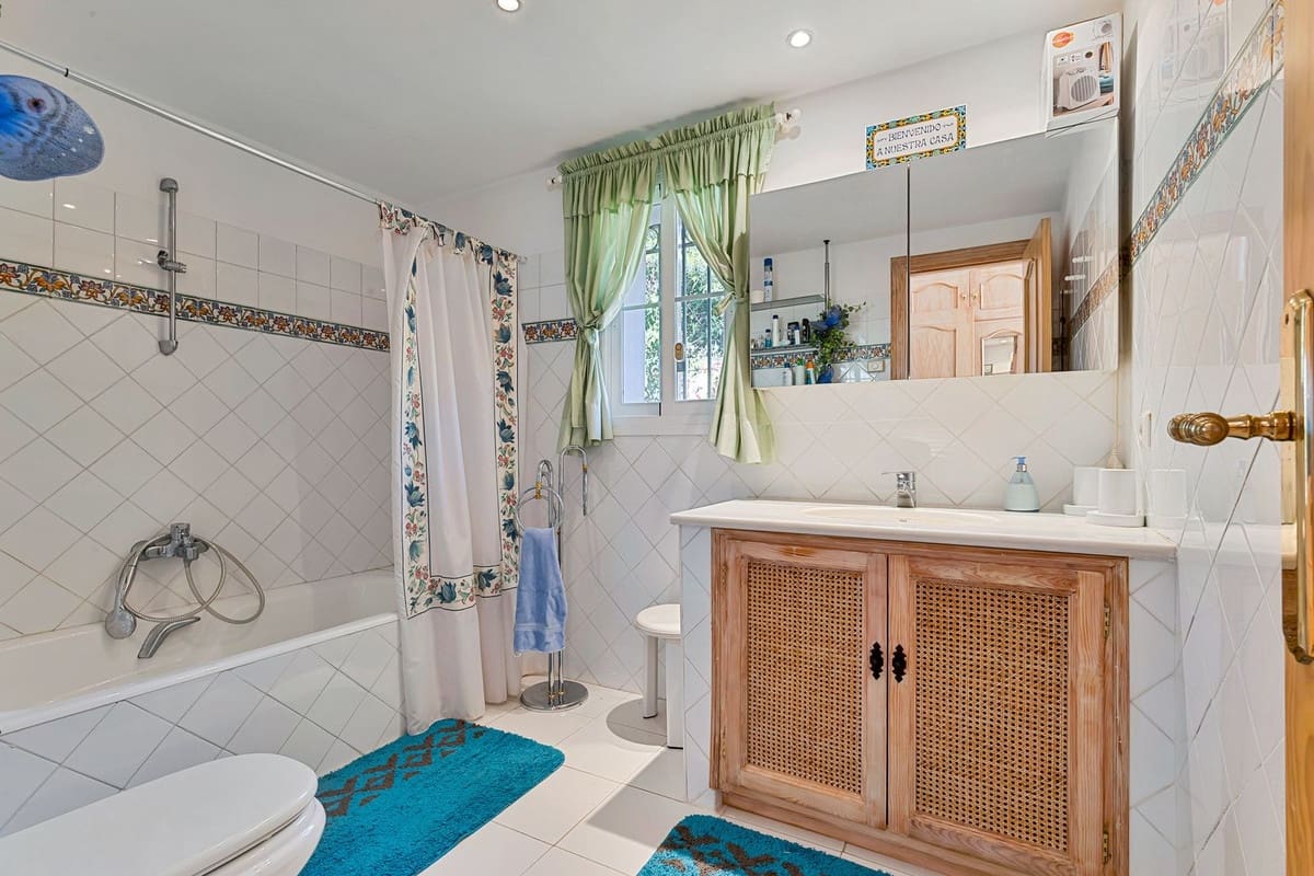 Chalet de 2 habitaciones en Benahavís en venta con piscina garaje - 986.000 € (Ref: 9664016)