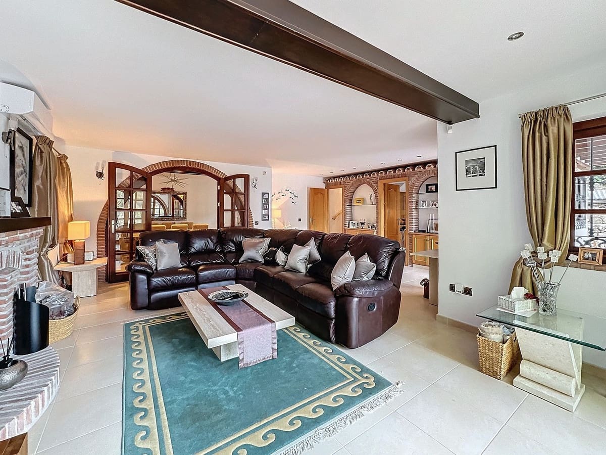 Chalet de 3 habitaciones en Mijas en venta con piscina - 925.000 € (Ref: 9664018)