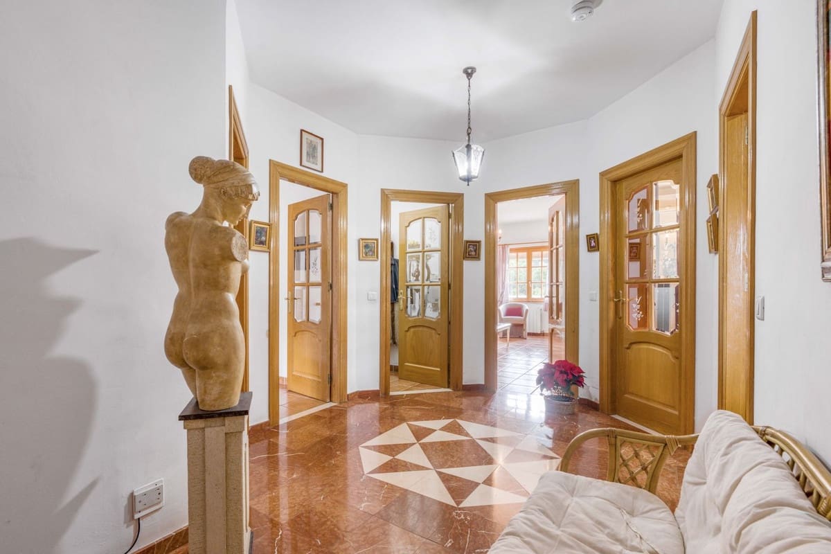 8 Zimmer Villa zu verkaufen in Alhaurin de la Torre mit Pool Garage - 749.000 € (Ref: 9664019)