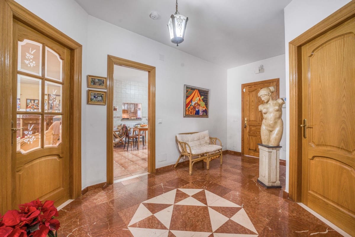 8 Zimmer Villa zu verkaufen in Alhaurin de la Torre mit Pool Garage - 749.000 € (Ref: 9664019)