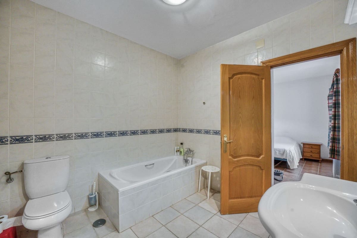 8 Zimmer Villa zu verkaufen in Alhaurin de la Torre mit Pool Garage - 749.000 € (Ref: 9664019)