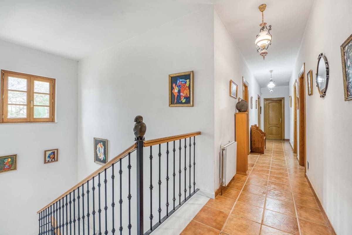 8 Zimmer Villa zu verkaufen in Alhaurin de la Torre mit Pool Garage - 749.000 € (Ref: 9664019)