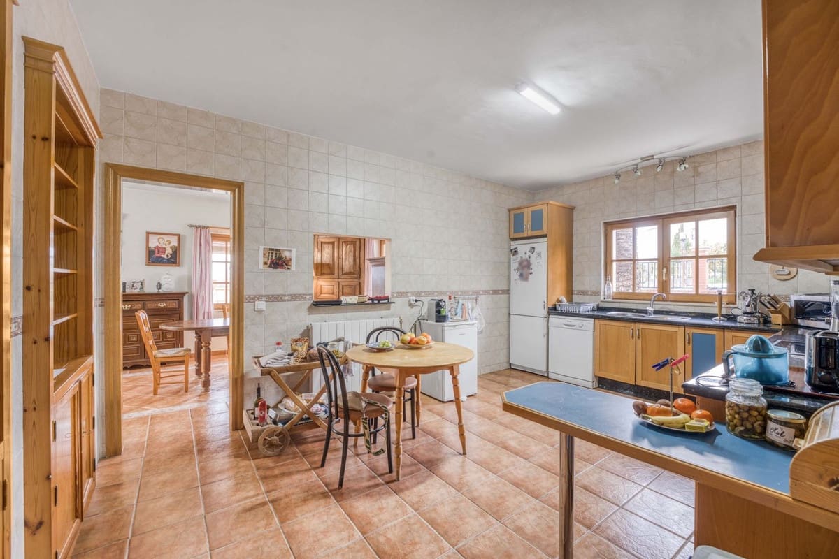 8 Zimmer Villa zu verkaufen in Alhaurin de la Torre mit Pool Garage - 749.000 € (Ref: 9664019)