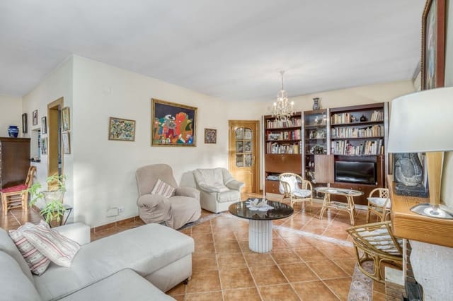 8 Zimmer Villa zu verkaufen in Alhaurín de la Torre mit Pool Garage - 749.000 € (Ref: 9664019)