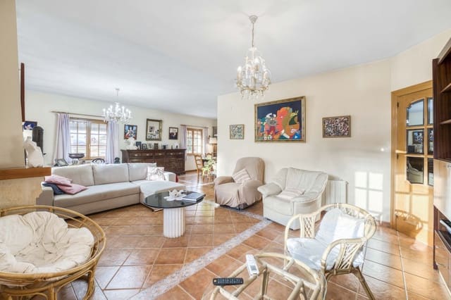 8 Zimmer Villa zu verkaufen in Alhaurín de la Torre mit Pool Garage - 749.000 € (Ref: 9664019)