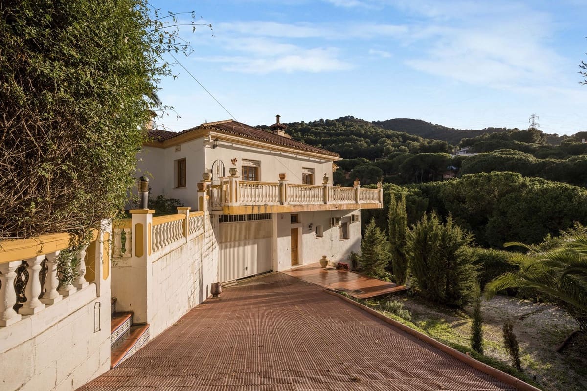 8 Zimmer Villa zu verkaufen in Alhaurin de la Torre mit Pool Garage - 749.000 € (Ref: 9664019)