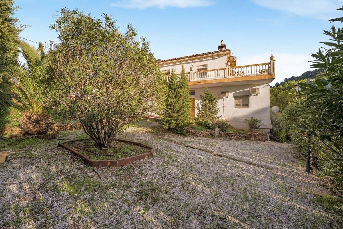 8 Zimmer Villa zu verkaufen in Alhaurin de la Torre mit Pool Garage - 749.000 € (Ref: 9664019)