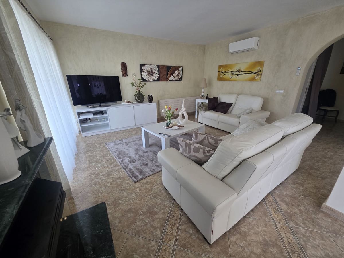 2 bedroom Villa for sale in Calahonda with pool - € 749,000 (Ref: 9664022)