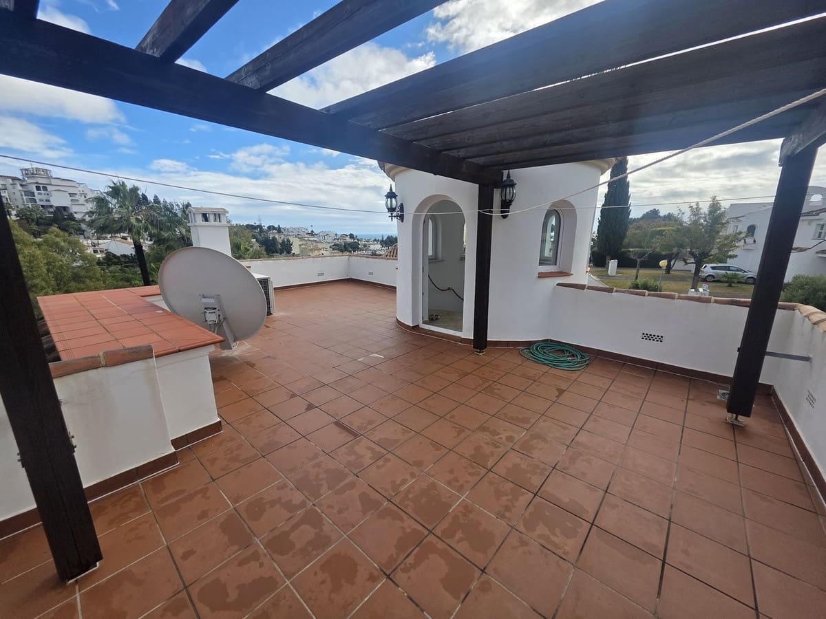 2 bedroom Villa for sale in Calahonda with pool - € 749,000 (Ref: 9664022)