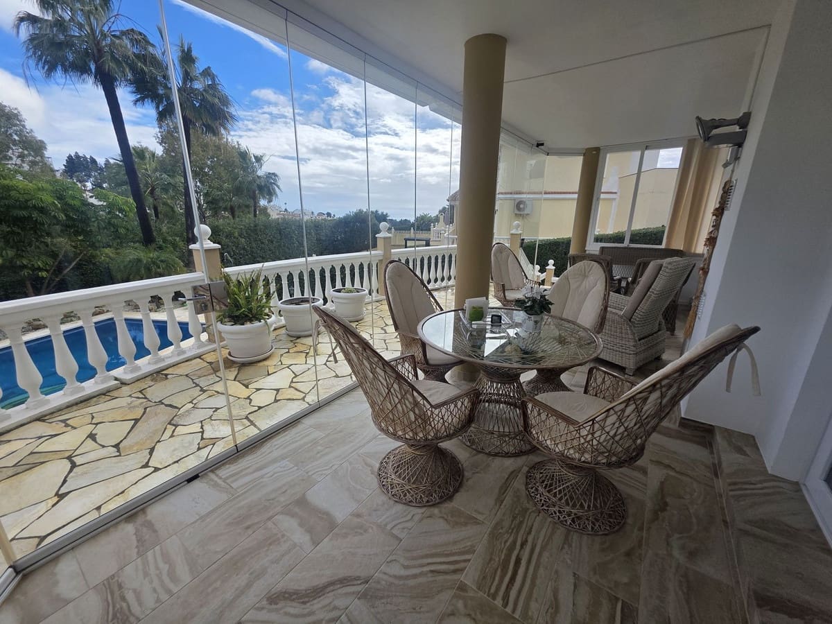2 bedroom Villa for sale in Calahonda with pool - € 749,000 (Ref: 9664022)