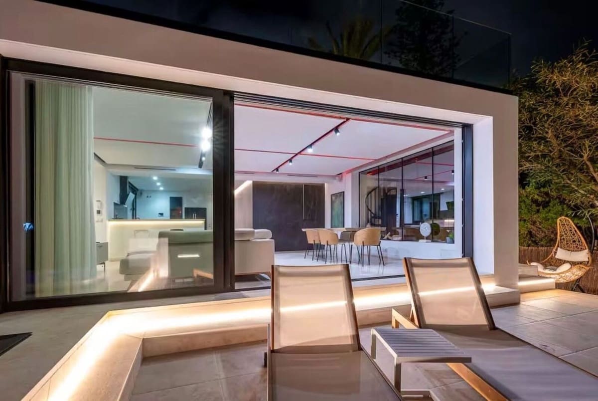 3 quarto Moradia para venda em El Faro com piscina - 720 000 € (Ref: 9664023)