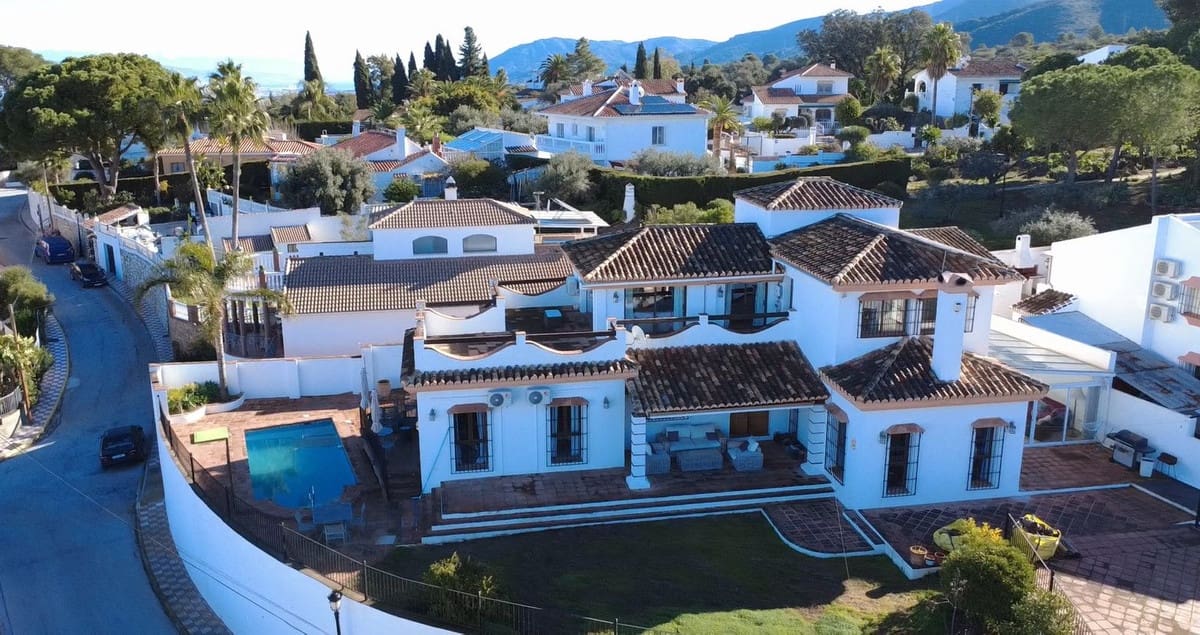 4 soveværelse Villa til salg i Alhaurin el Grande med garage - € 749.000 (Ref: 9664024)