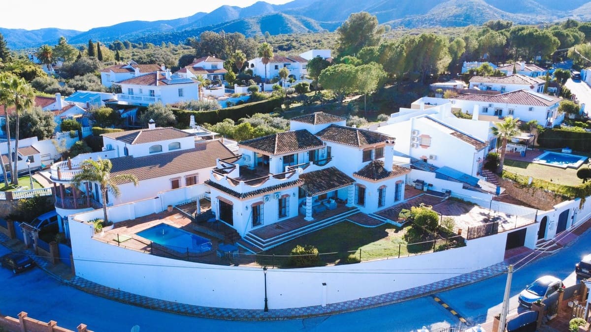 Chalet de 4 habitaciones en Alhaurín el Grande en venta con garaje - 650.000 € (Ref: 9664024)