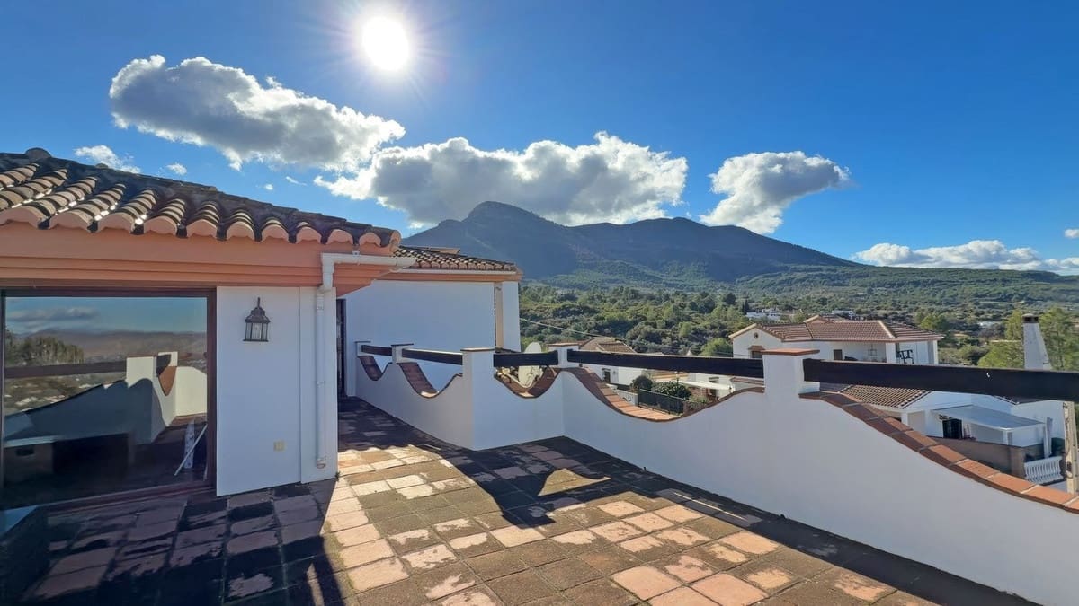 Chalet de 4 habitaciones en Alhaurín el Grande en venta con garaje - 650.000 € (Ref: 9664024)