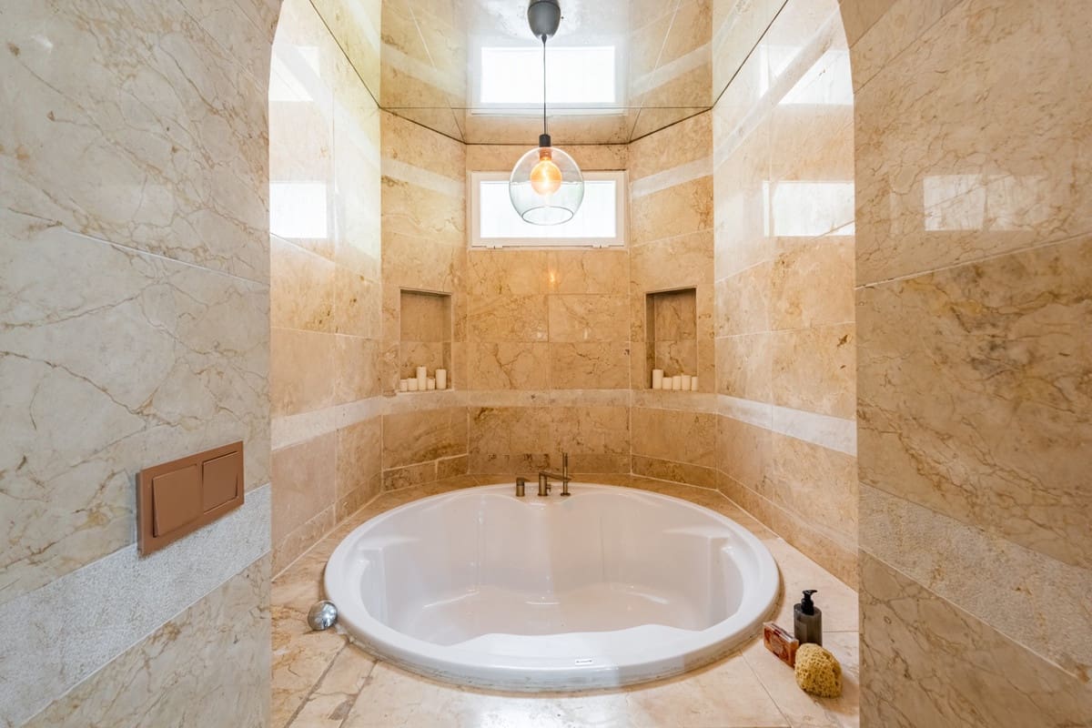 3 soverom Villa til salgs i Nueva Andalucia med svømmebasseng - € 999 000 (Ref: 9664025)