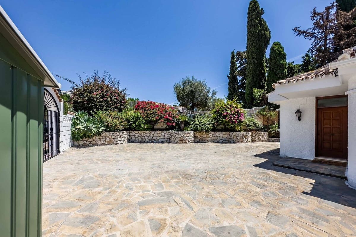 Chalet de 4 habitaciones en Benalmádena en venta con piscina - 995.000 € (Ref: 9664026)