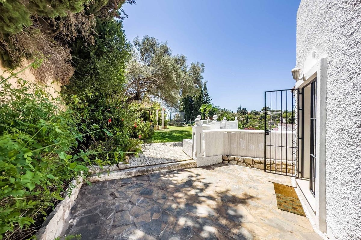 Chalet de 4 habitaciones en Benalmádena en venta con piscina - 995.000 € (Ref: 9664026)