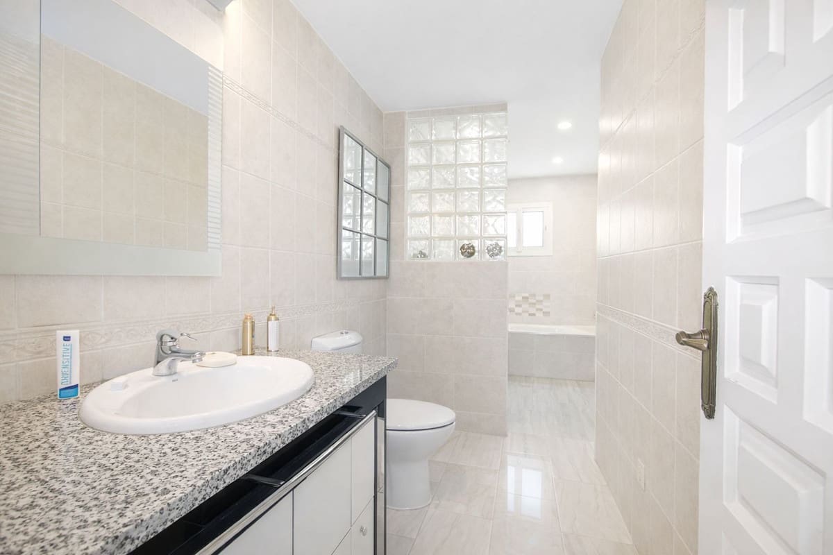 Chalet de 4 habitaciones en Benalmádena en venta con piscina - 850.000 € (Ref: 9664027)