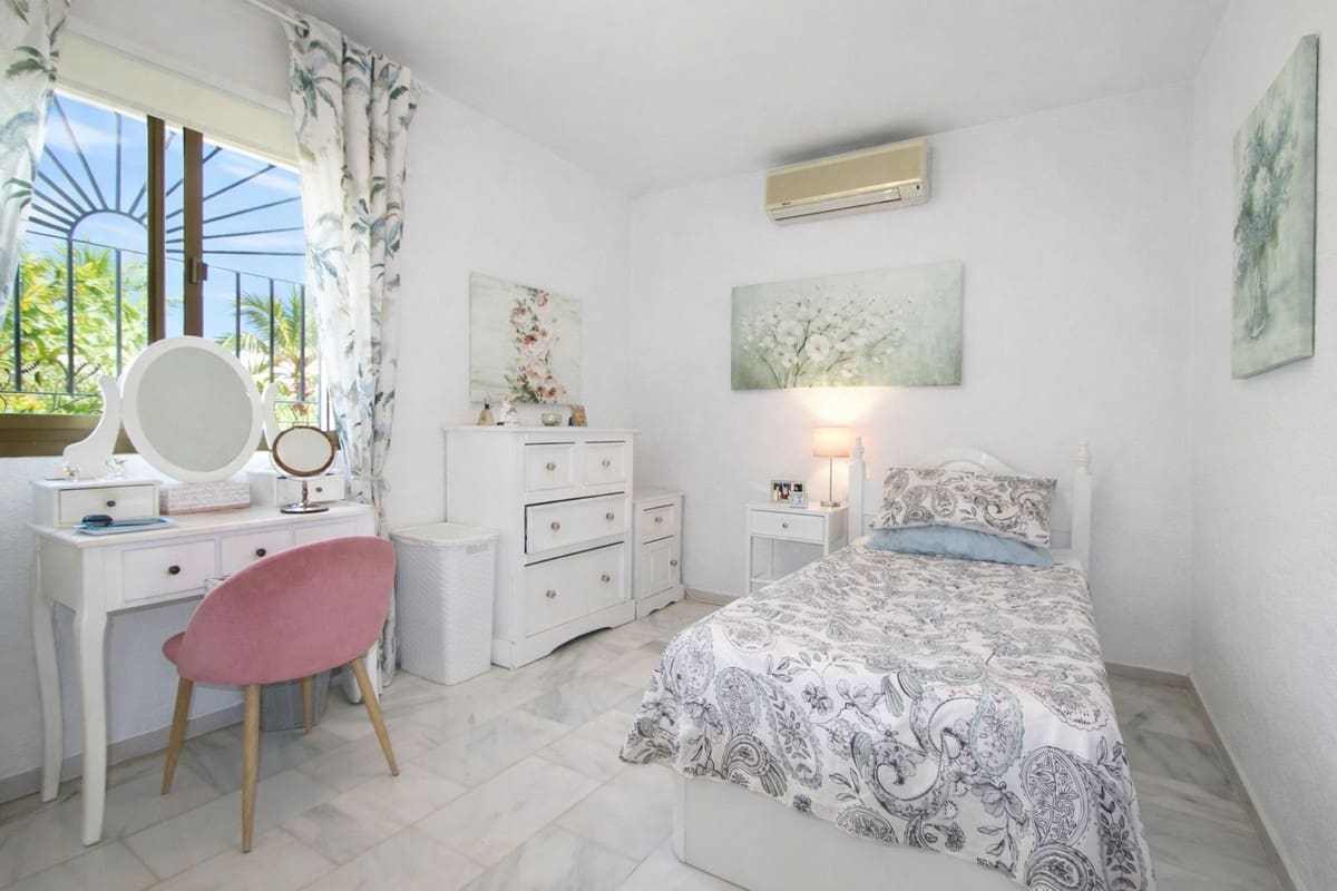 Chalet de 4 habitaciones en Benalmádena en venta con piscina - 850.000 € (Ref: 9664027)