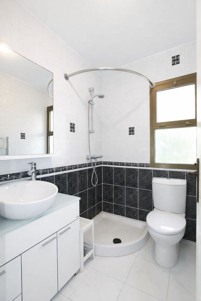 Chalet de 4 habitaciones en Benalmádena en venta con piscina - 850.000 € (Ref: 9664027)