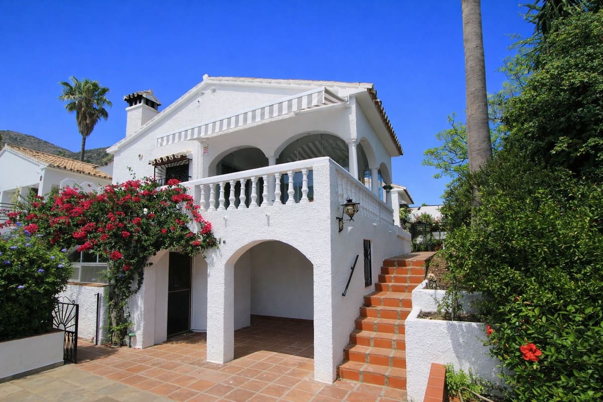 Chalet de 4 habitaciones en Benalmádena en venta con piscina - 850.000 € (Ref: 9664027)