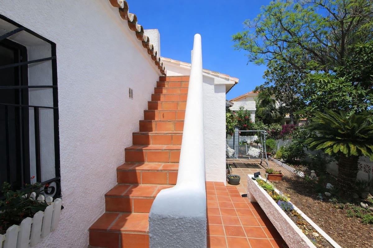 Chalet de 4 habitaciones en Benalmádena en venta con piscina - 850.000 € (Ref: 9664027)