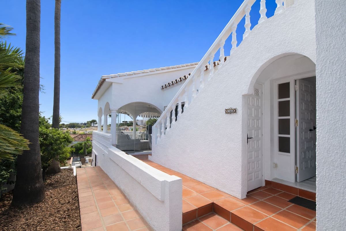 Chalet de 4 habitaciones en Benalmádena en venta con piscina - 850.000 € (Ref: 9664027)