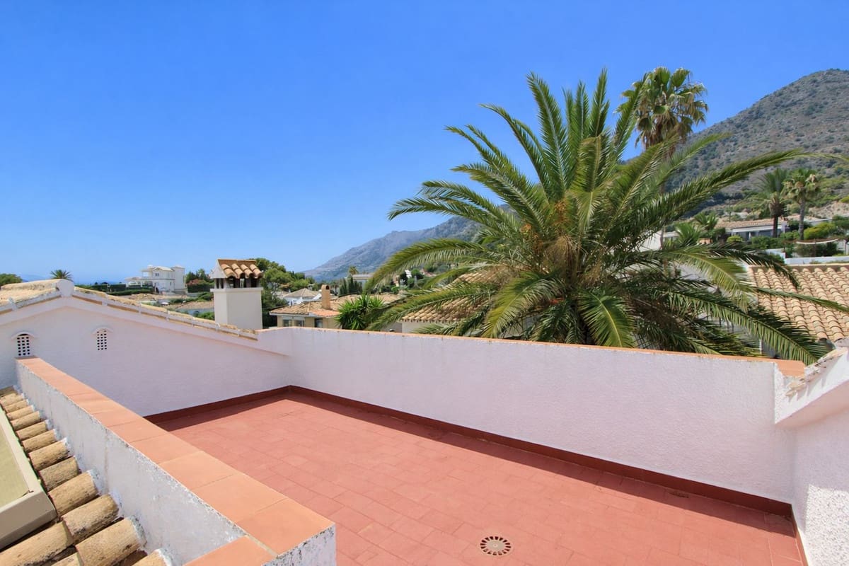 Chalet de 4 habitaciones en Benalmádena en venta con piscina - 850.000 € (Ref: 9664027)