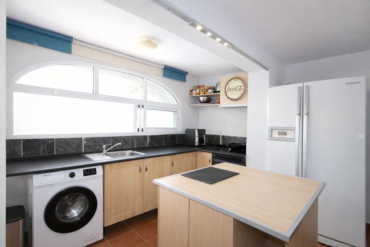 Chalet de 4 habitaciones en Benalmádena en venta con piscina - 850.000 € (Ref: 9664027)