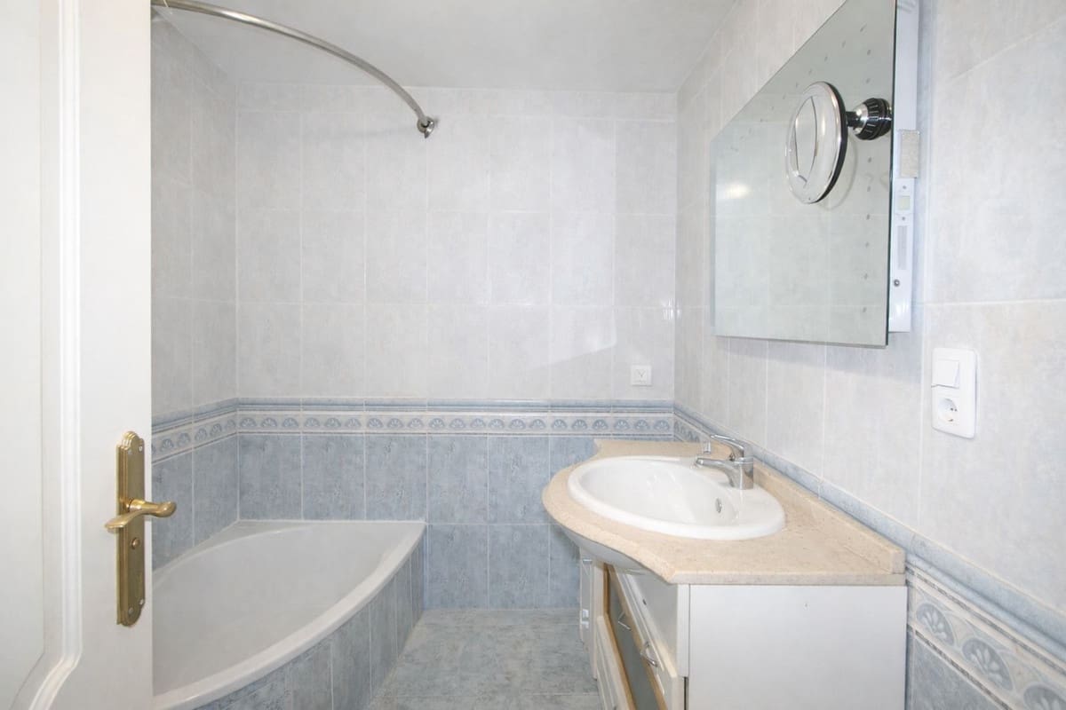 Chalet de 4 habitaciones en Benalmádena en venta con piscina - 850.000 € (Ref: 9664027)