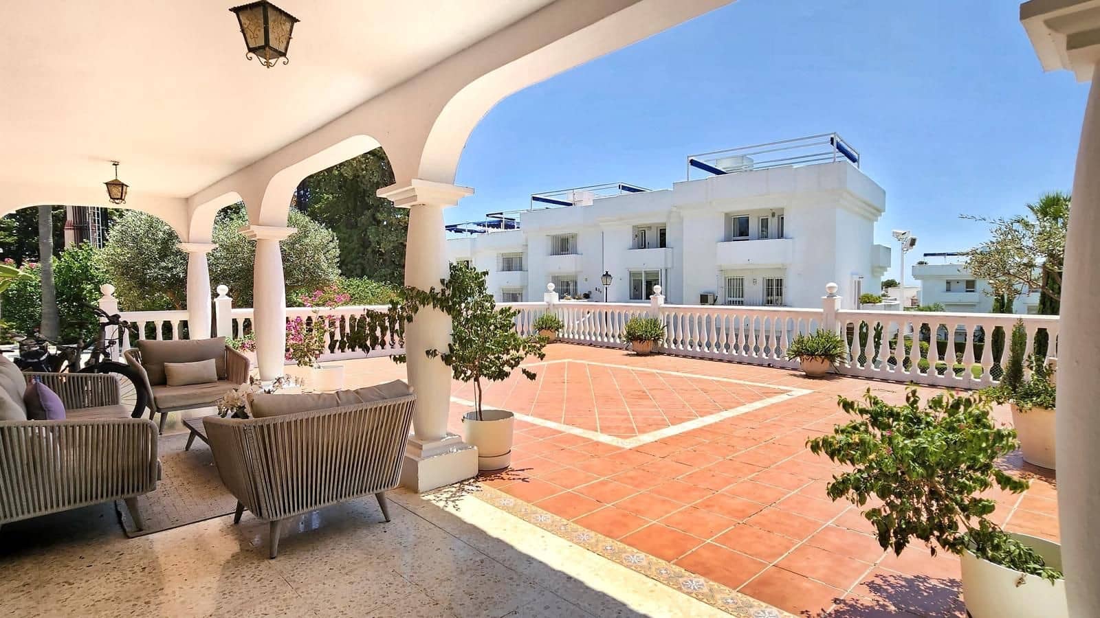 5 Zimmer Villa zu verkaufen in Estepona mit Pool - 1.150.000 € (Ref: 9670413)