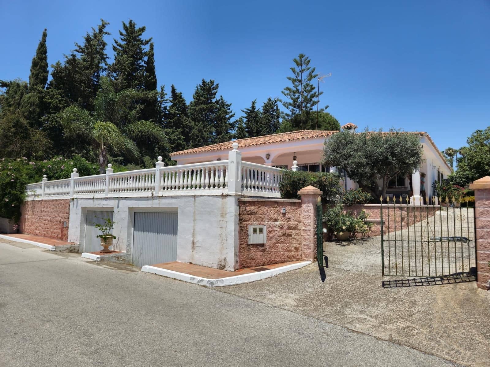 5 Zimmer Villa zu verkaufen in Estepona mit Pool - 1.150.000 € (Ref: 9670413)