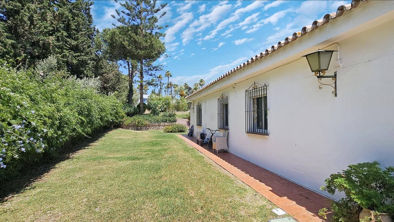 5 Zimmer Villa zu verkaufen in Estepona mit Pool - 1.150.000 € (Ref: 9670413)